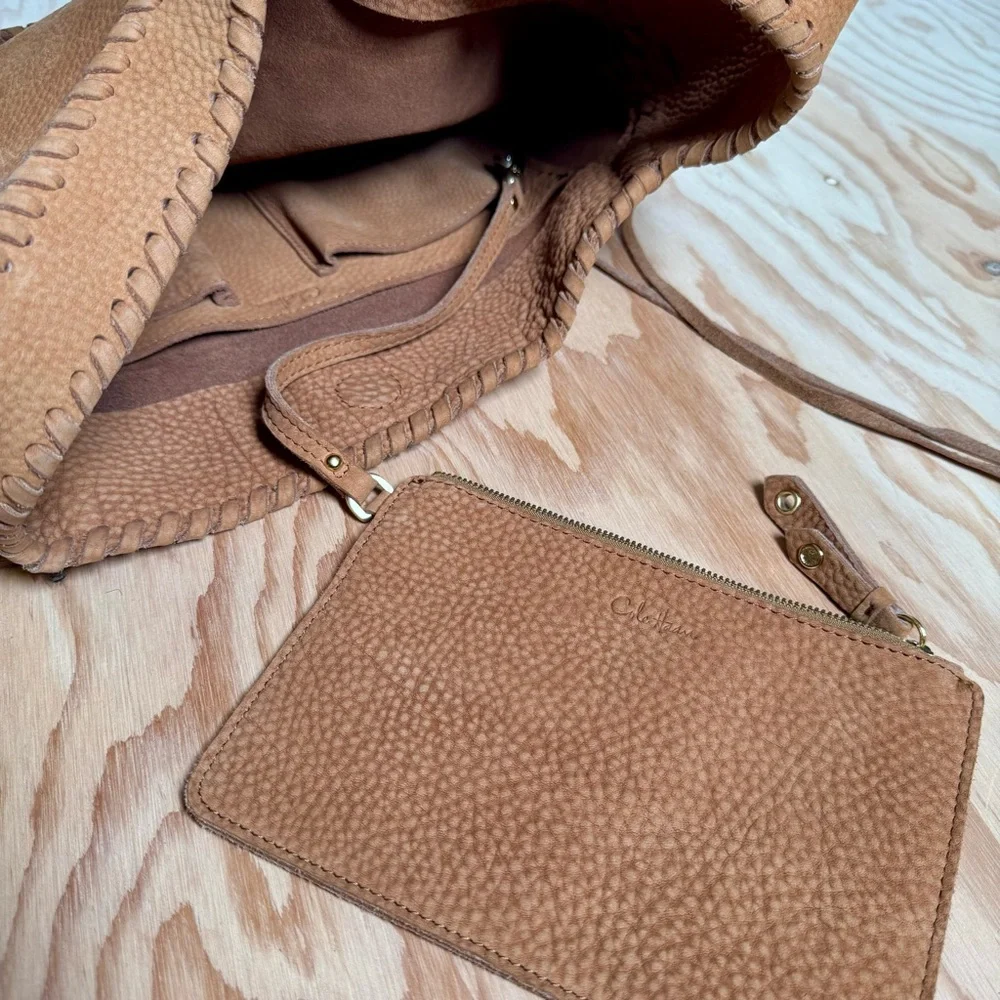 Cᴏʟᴇ Hᴀᴀɴ Rᴀʟᴇɪɢʜ Wʜɪᴘsᴛɪᴛᴄʜᴇᴅ Hᴏʙᴏ Bᴀɢ ɪɴ Cᴏɢɴᴀᴄ - Picture 12 of 16